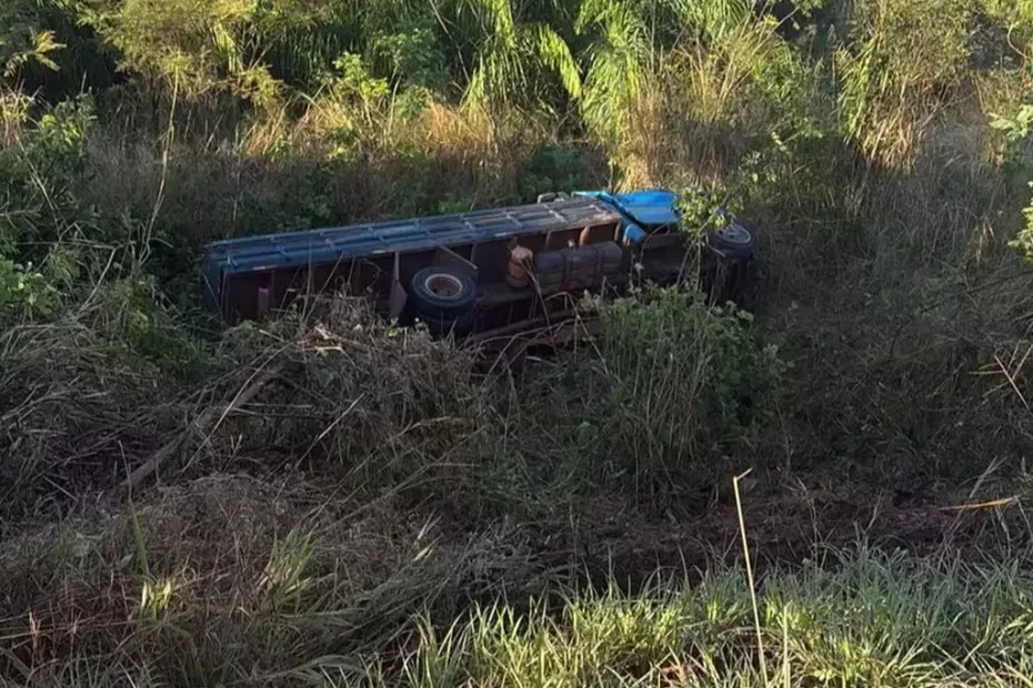 Caminhão caído em ribanceira na Serra de Maracaju (Foto: Polícia Rodoviária Federal)