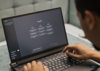 Quase metade dos alunos no Brasil usa IA para estudar, nº maior que média do exterior